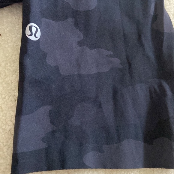 Lululemon Swift Speed Crop 21" size 6 in black camouflage, side pockets - Picture 2 of 7